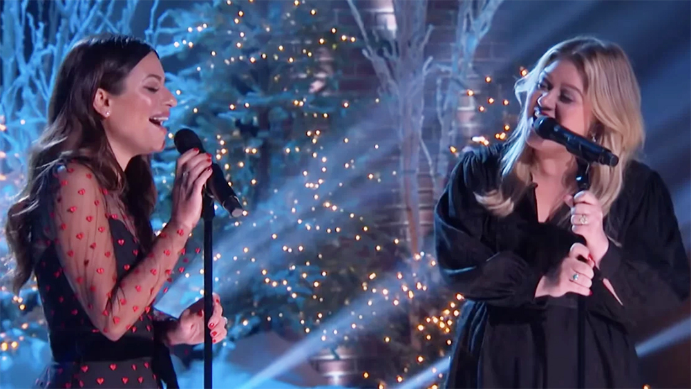 Kelly Clarkson and Glee star Lea Michele perform magical duet of