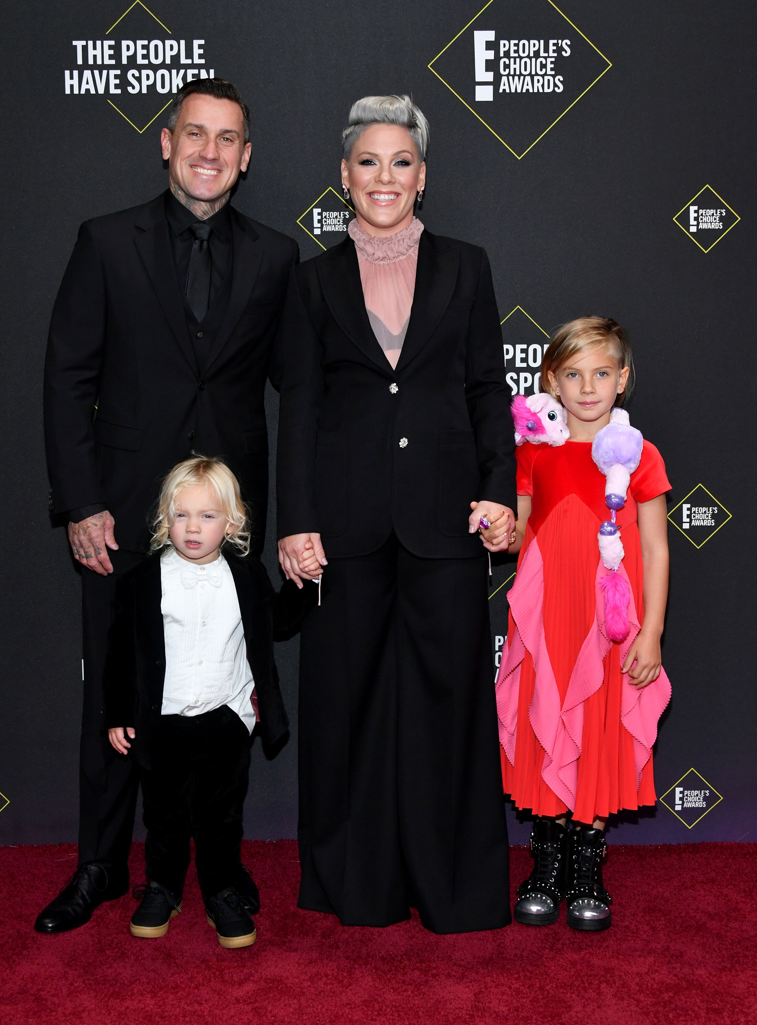 Pink brings family with her on red carpet of E! People's Choice Awards