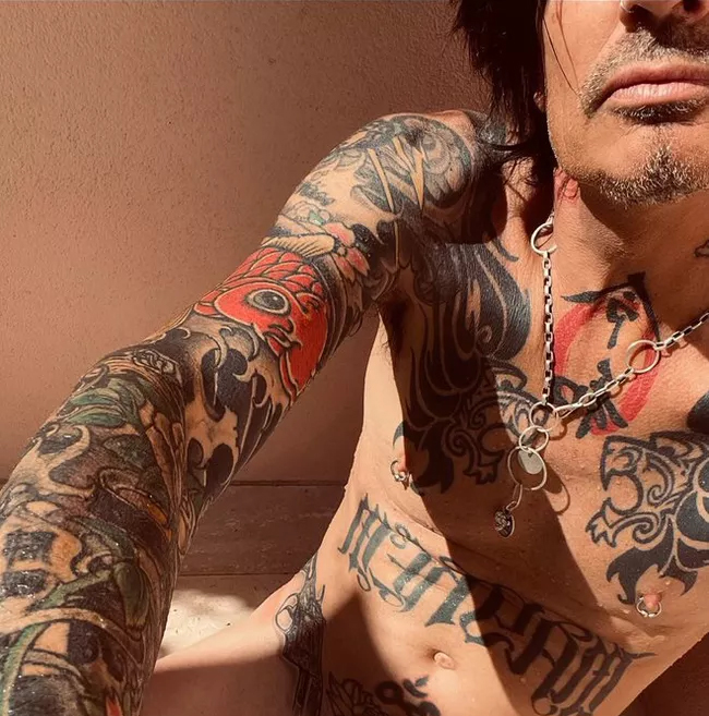 Motley Crue's Tommy Lee Posts Another Nude Photo, Twitter Reacts